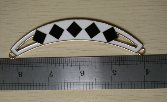 Tuỳ chỉnh Nửa Oval Shape kim cổ vòng cổ màu đen ở White